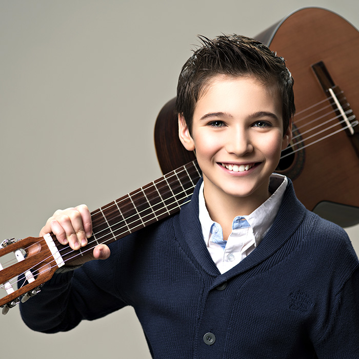 Gitarrenschüler mit Leihgitarre